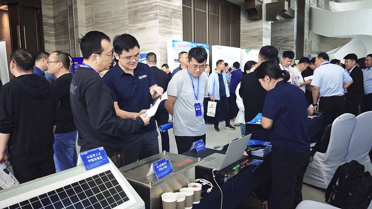数字赋能石化电缆运维，银河集团GALAXY智能青岛展会获瞩目-向参展访客介绍产品