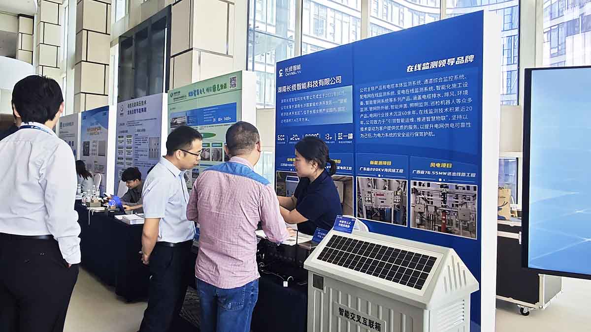 数字赋能石化电缆运维，银河集团GALAXY智能青岛展会获瞩目-与意向客户交流