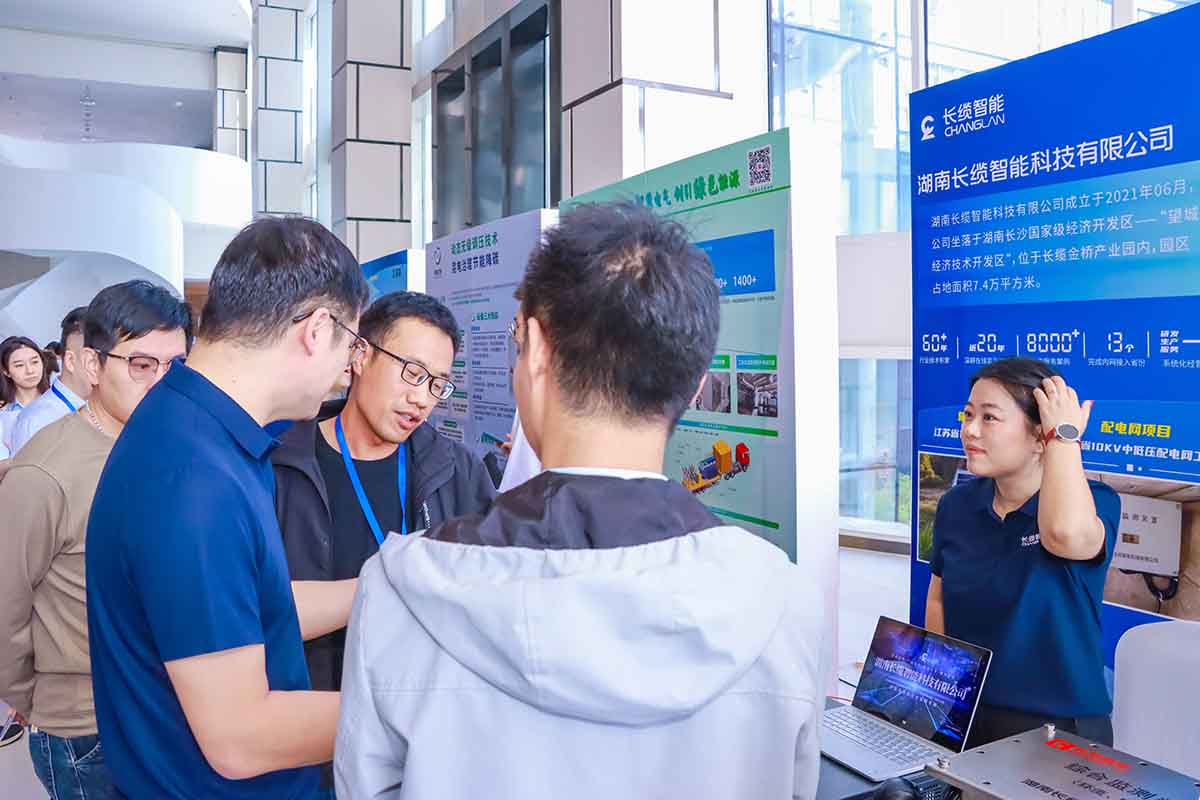 数字赋能石化电缆运维，银河集团GALAXY智能青岛展会获瞩目-被参访人员围观讨论