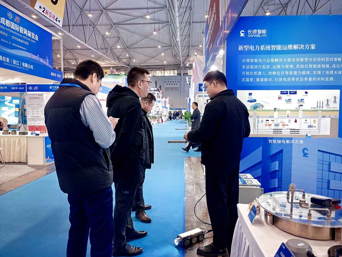 数字赋能城市生命线运维,银河集团GALAXY智能亮相成都国际管网展向兴趣人员介绍演示